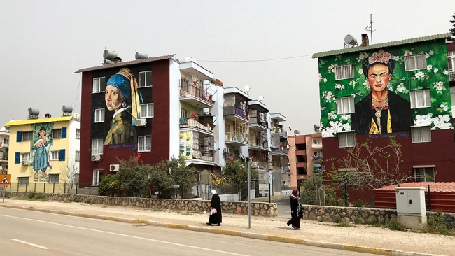 Da Vinci'nin Mona Lisa'sı bina duvarında